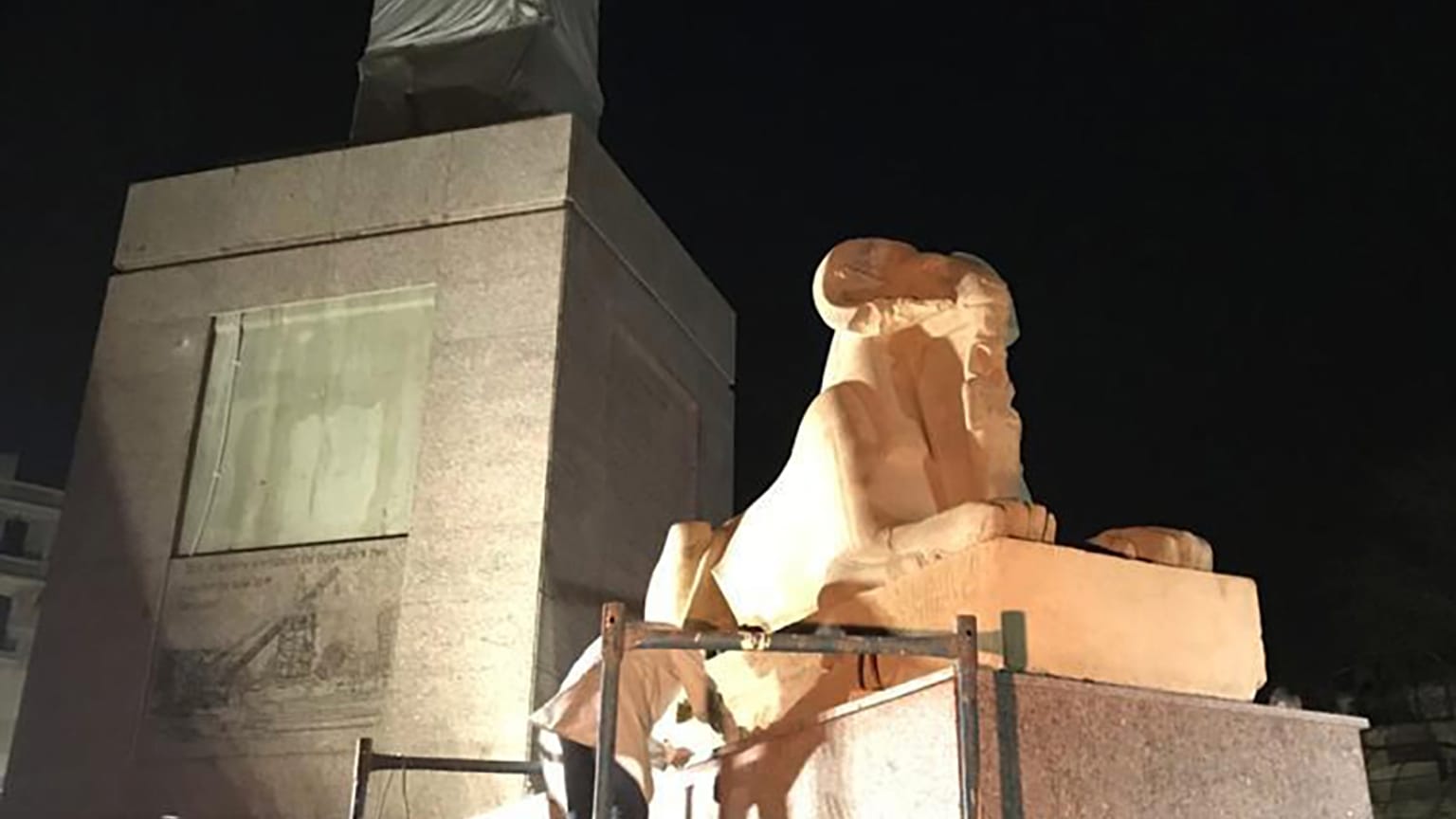 كباش الكرنك تزين ميدان التحرير في مصر وجدل حول نقلها