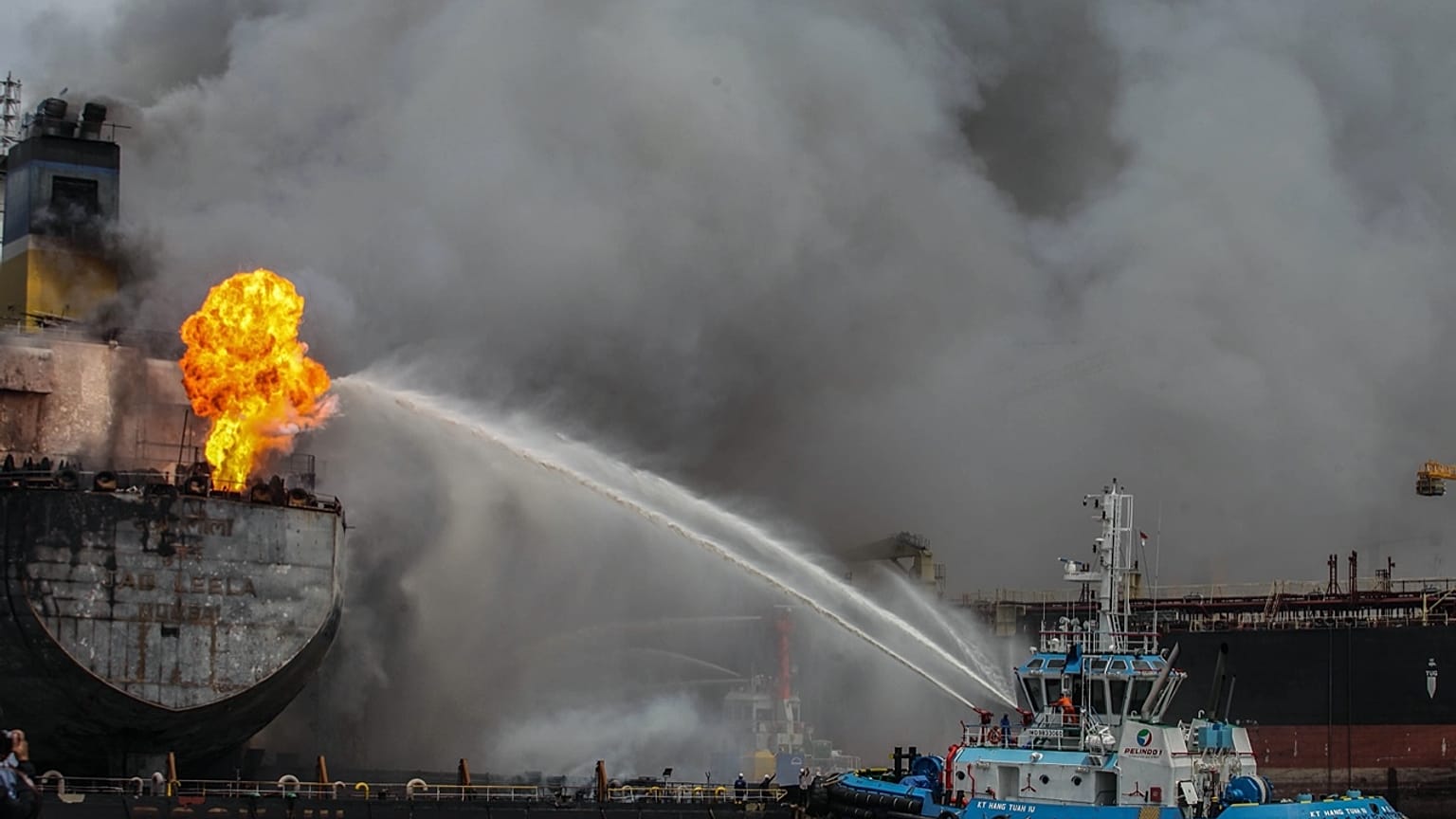 Endonezya'daki petrol tankeri yangınına itfaiye ekipleri denizden müdahale ediyor