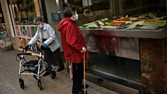 Karantina uygulamasının hafifletildiği İspanya'nın Pamplona bölgesi sakinleri alış veriş yapıyor