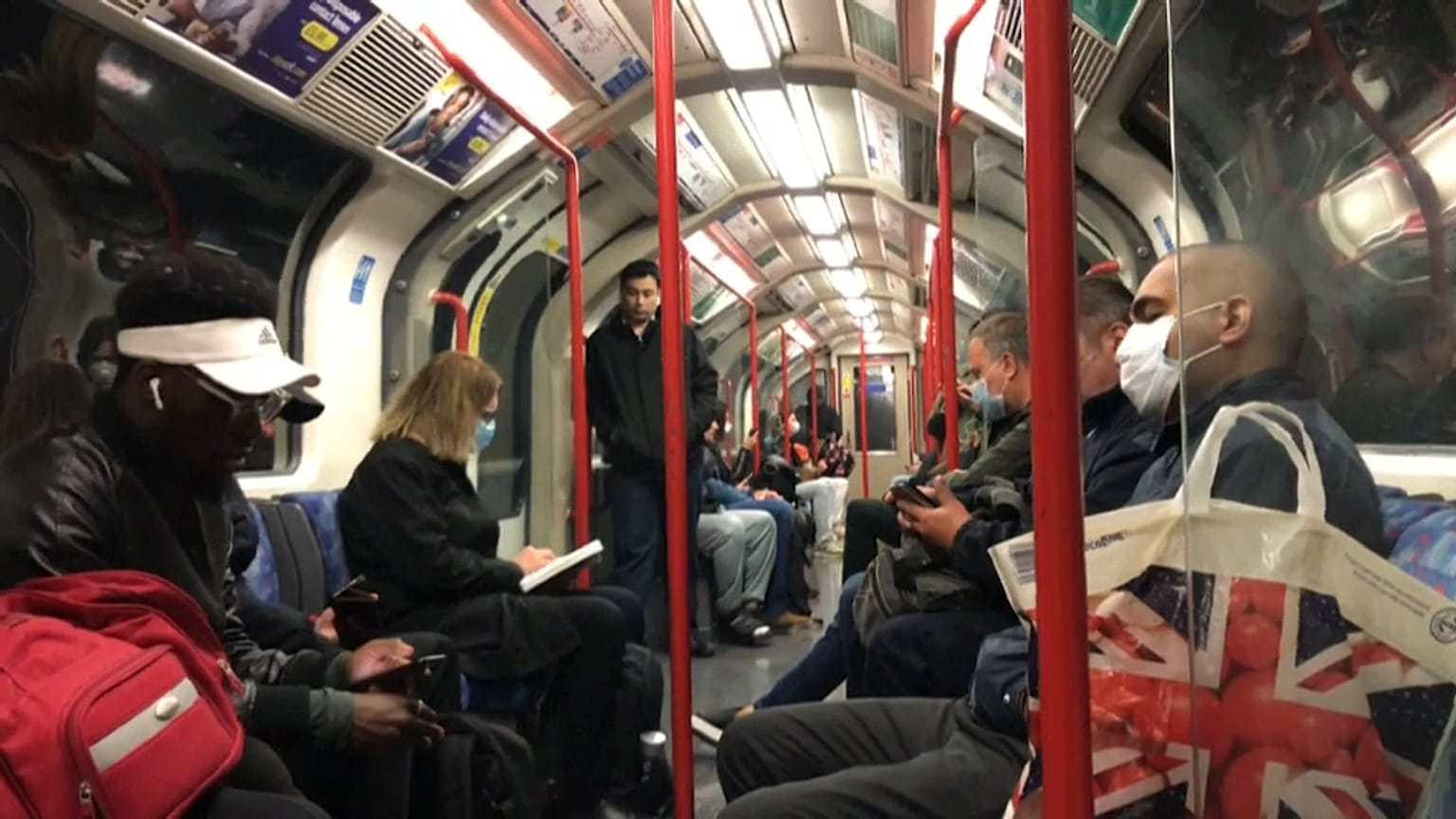 Britânicos voltam ao trabalho