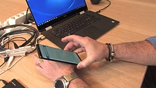 LinkedIn-Profil öffnen, Alarm (de-)aktivieren und vielleicht bald kontaktlos bezahlen: Mikrochips sind keine Zukunftsmusik mehr.