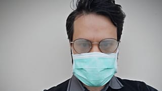 Gözlük camlarında maskenin neden olduğu buğulanma nasıl önlenebilir? 