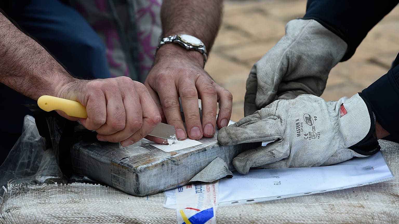Archives : des policiers espagnols ouvrent un paquet de cocaïne dans le port de Vigo, en Galice, le 3 juin 2019