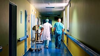 Almanya'da 'eş cinsellik ve transeksüellik hastalıktır' diyen Türk doktorun işine son verildi