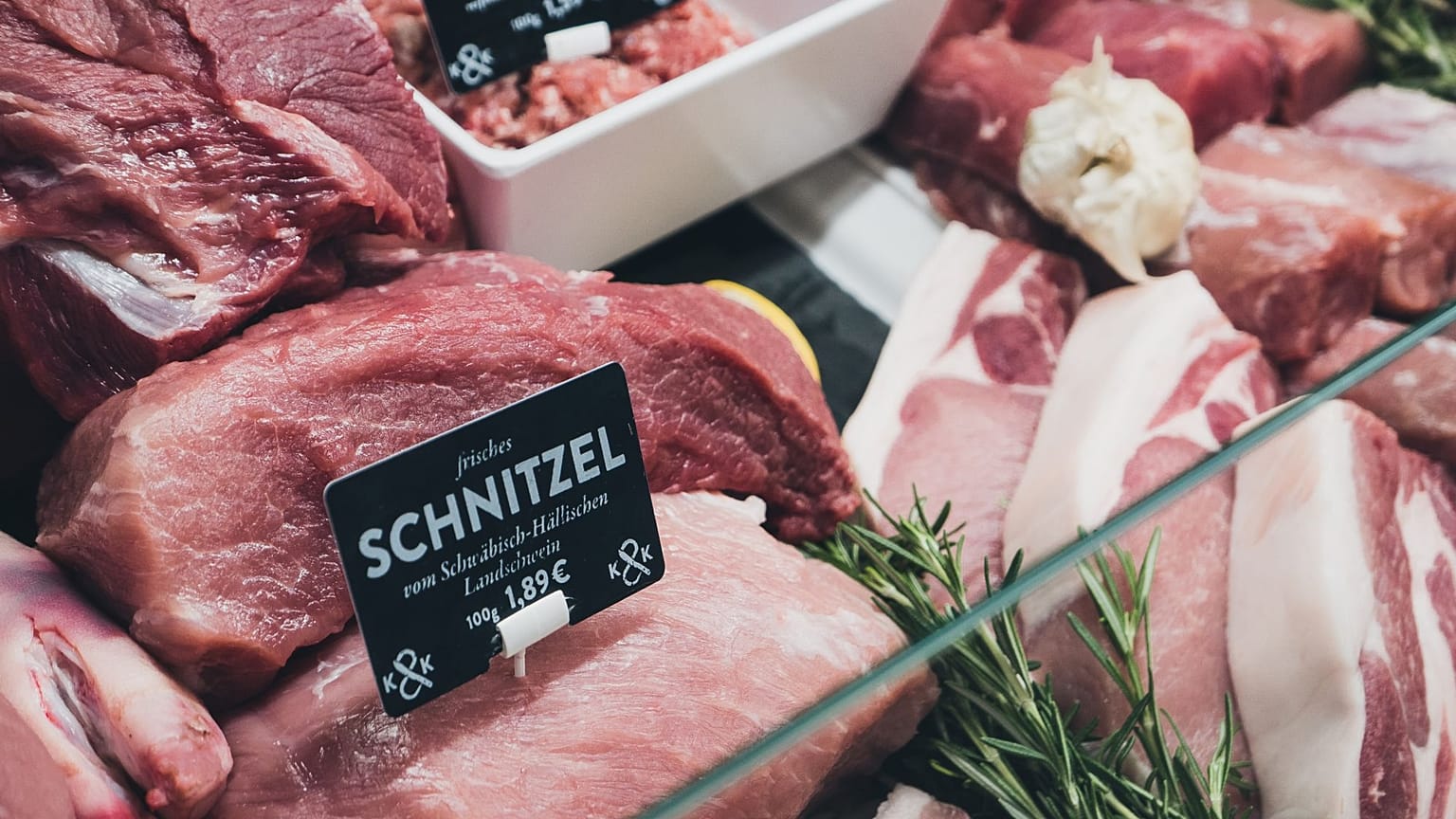 Coronavirus, focolai nei macelli tedeschi: il virus si può trasmettere mangiando la carne?