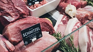 Coronavirus, focolai nei macelli tedeschi: il virus si può trasmettere mangiando la carne?