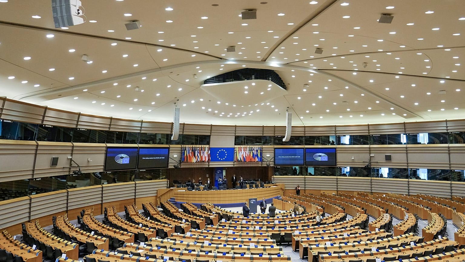 Kiverte a biztosítékot az EP-ben a magyar Facebookozók kihallgatása