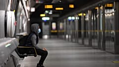 Mit Abstand, Maske und Desinfektionsgel: U-Bahnfahren in Coronazeiten