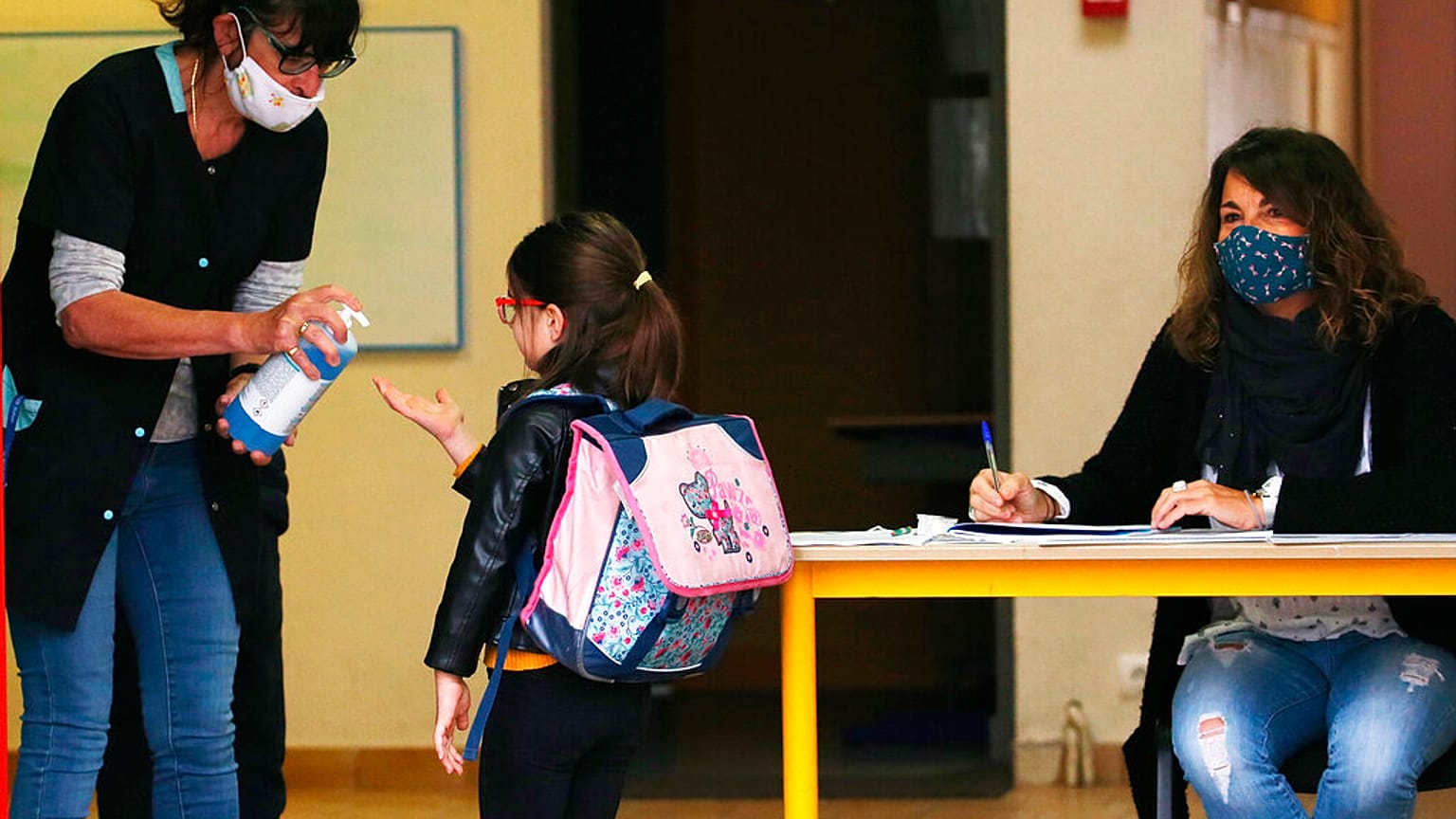 Schule beginnt in Frankreich: Hier in Saint Jean de Luz werden Kindern beim Betreten des Gebäudes die Hände desinfiziert. Wird das die neue Norm?