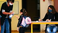 Schule beginnt in Frankreich: Hier in Saint Jean de Luz werden Kindern beim Betreten des Gebäudes die Hände desinfiziert. Wird das die neue Norm?