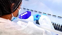Tests auf das Coronavirus in einem Pariser Labor.