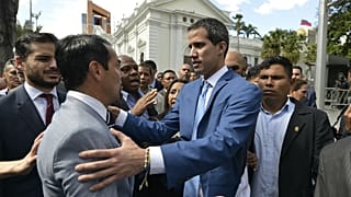 دیدار خوان گوایدو، رهبر مخالفان دولت ونزوئلا(سمت راست) با رومن نادال، سفیر فرانسه در ونزوئلا(سمت چپ)