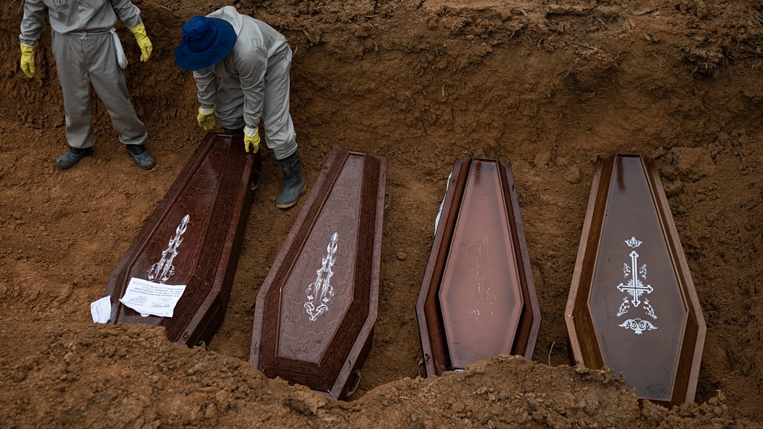 Caixões colocadas numa vala comum no cemitério de Manaus, no Brasil