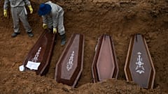 Caixões colocadas numa vala comum no cemitério de Manaus, no Brasil