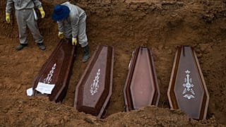Caixões colocadas numa vala comum no cemitério de Manaus, no Brasil