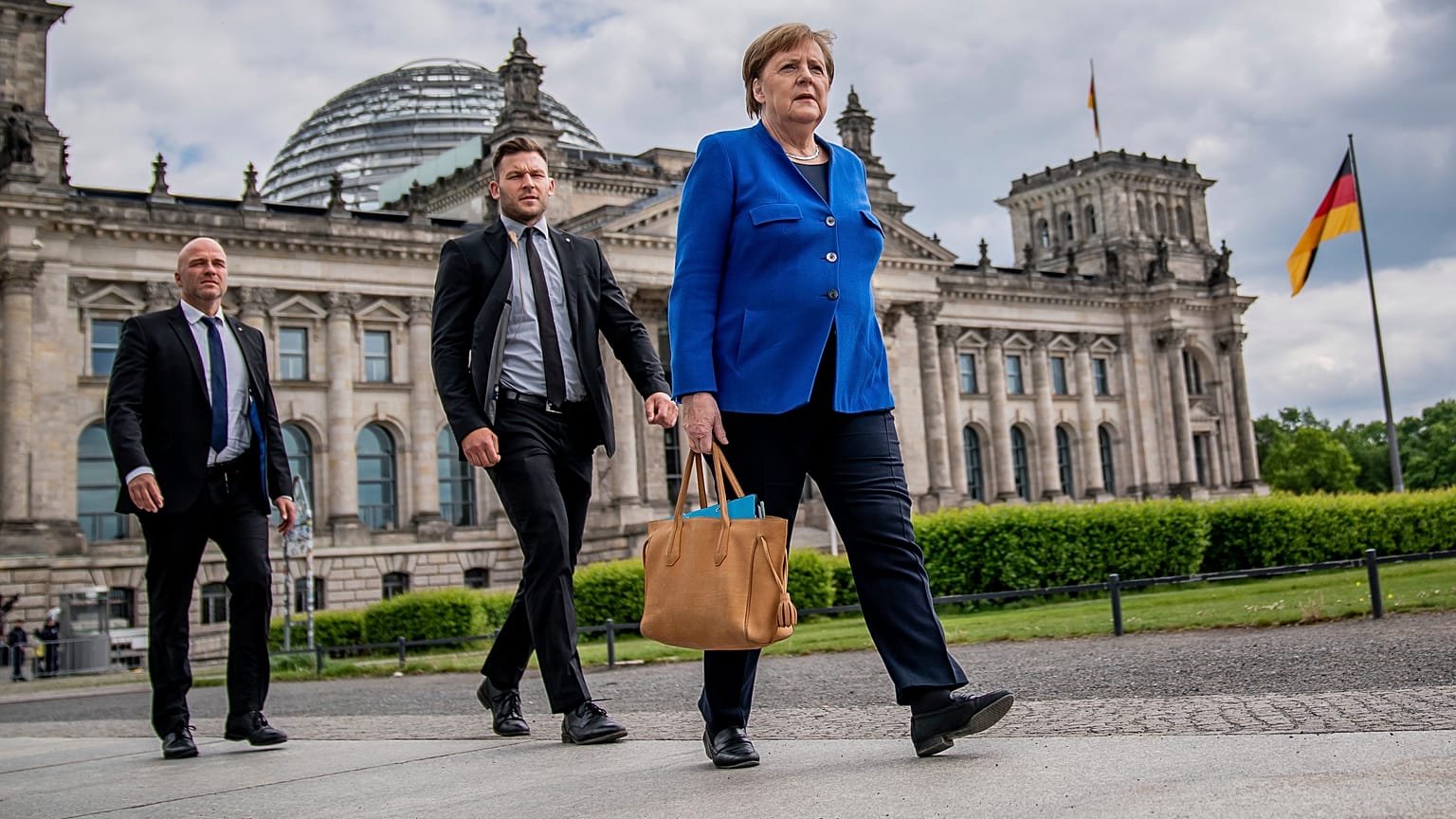 Merkel dice que Alemania tiene "pruebas contundentes" de la piratería informática rusa