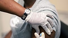 Nach Aufregung: Sanofi versichert, möglicher Corona-Impfstoff ist für alle da