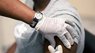 Controversa "prioridade da vacina Sanofi aos EUA"
