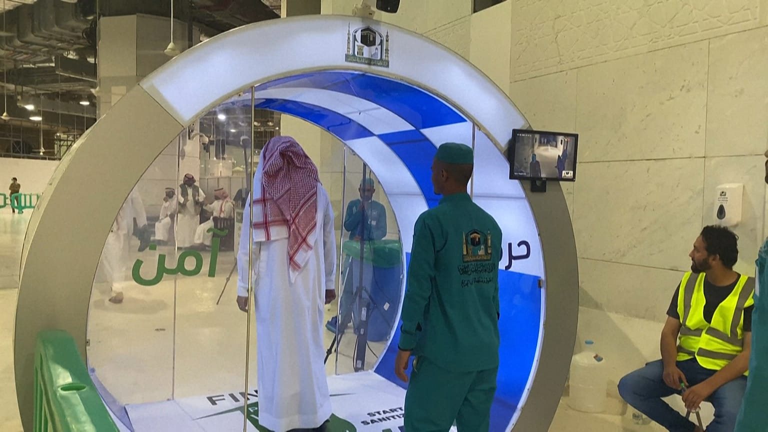 Video | Kabe'de teravih namazı için Covid-19'a karşı dezenfeksiyon kabini