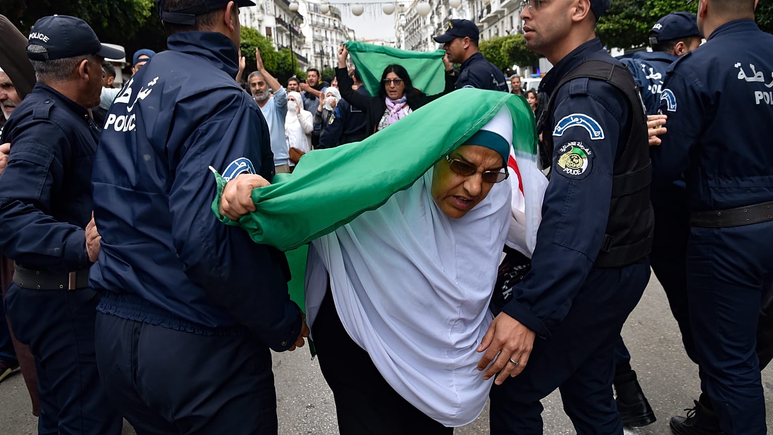 الشرطة الجزائرية تفرق مظاهرة في العاصمة في آذار/مارس الفائت 