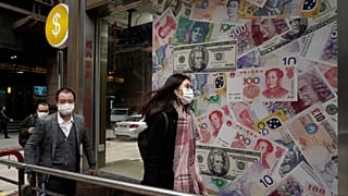 أناس أمام محل لتجارة العملة في هونغ  كونغ - 2020/02/19