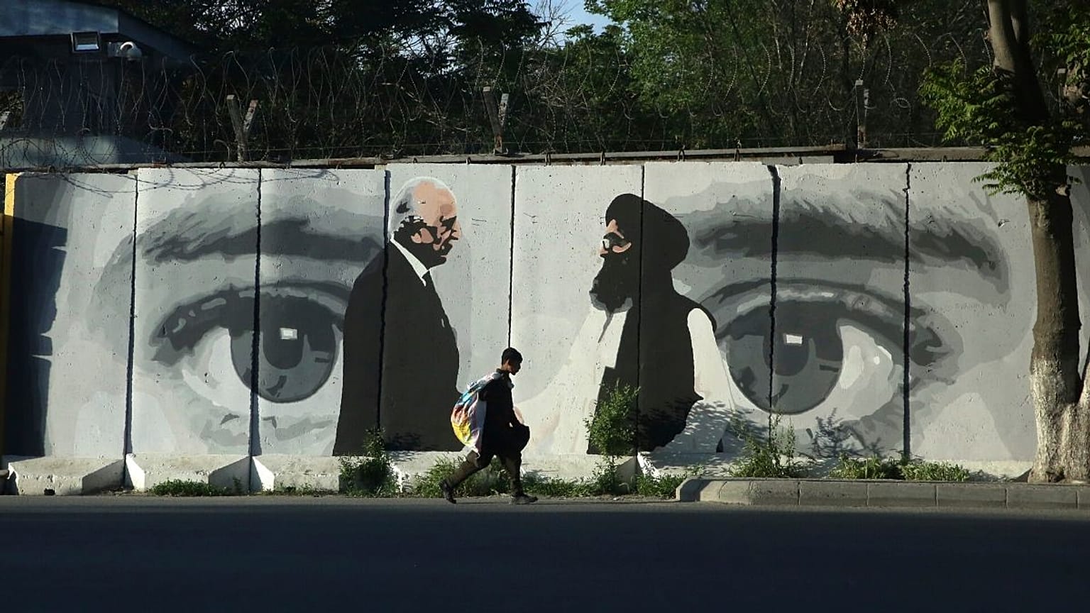 تصویری از زلمی خلیلزاد، نماینده ویژه آمریکا برای افغانستان و ملا عبدالغنی برادر، ٰرئیس هیات مذاکره کننده طالبان در یکی از خیابان‌‌های کابل، دوحه قطر، ۵ مه ۲۰۲۰