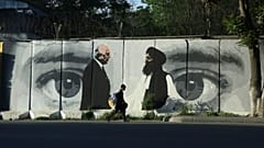 تصویری از زلمی خلیلزاد، نماینده ویژه آمریکا برای افغانستان و ملا عبدالغنی برادر، ٰرئیس هیات مذاکره کننده طالبان در یکی از خیابان‌‌های کابل، دوحه قطر، ۵ مه ۲۰۲۰