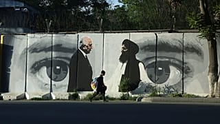 تصویری از زلمی خلیلزاد، نماینده ویژه آمریکا برای افغانستان و ملا عبدالغنی برادر، ٰرئیس هیات مذاکره کننده طالبان در یکی از خیابان‌‌های کابل، دوحه قطر، ۵ مه ۲۰۲۰