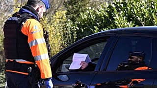 Polizeikontrolle an deutsch-belgischer Grenze in Kelmis. (Photo by ERIC LALMAND / various sources / AFP) / Belgium OUT