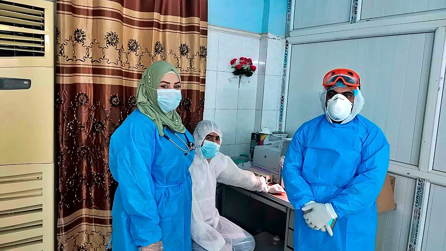 الخفاجي بصحبة طاقم المستشفى