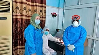 الخفاجي بصحبة طاقم المستشفى