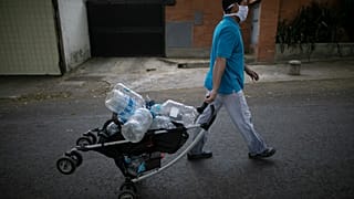 Pandeminin ekonomik krizi derinleştirdiği Venezuela'da mezbaha önlerinde sığır kanı sırası
