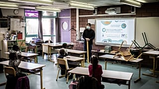 Une salle de classe de l'école Saint-Exupery à la Courneuve, à l'est de Paris, le 14 mai 2020.