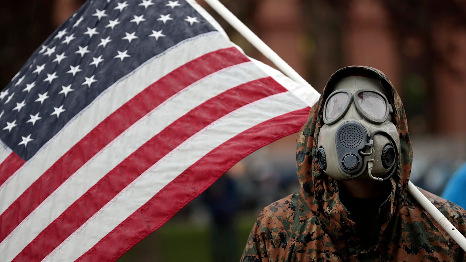 Vermummt und bewaffnet: Demonstranten fordern Lockdown-Ende in Michigan