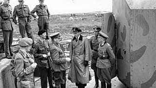 El brigadier Snow y los miembros del Grupo 135 reciben a las fuerzas alemanas en Batterie Annes en Giffoine, Alderney, en mayo de 1945.