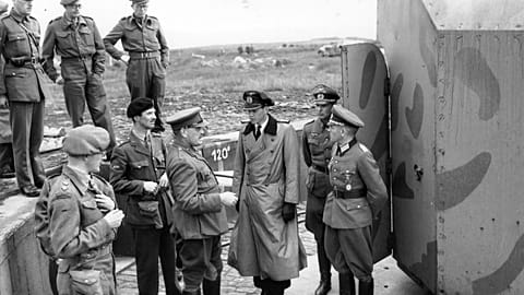 El brigadier Snow y los miembros del Grupo 135 reciben a las fuerzas alemanas en Batterie Annes en Giffoine, Alderney, en mayo de 1945.