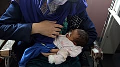 La mère et son bébé, rescapés de la tuerie dans une maternité de Kaboul - Afghanistan - le 13 mai 2020