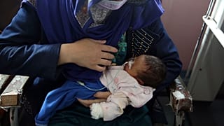 La mère et son bébé, rescapés de la tuerie dans une maternité de Kaboul - Afghanistan - le 13 mai 2020