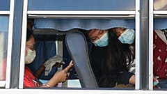Kampf gegen Coronavirus: Sitzteiler aus Klarsichtfolie