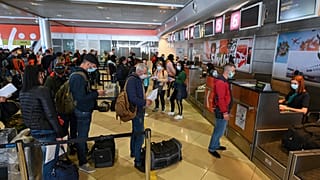 Ukraynalı mevsimlik işçiler Finlandiya'ya gitmek için havalanında işlem sırasında bekliyor