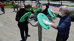 Sokağa çıkma yasağının ardından spor yapan insanlar