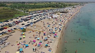 Άνοιξαν οι οργανωμένες παραλίες-Κοσμοσυρροή σε Αθήνα και Θεσσαλονίκη (vid)
