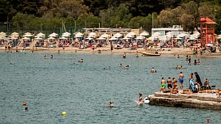 Praias da Europa começam a reabrir