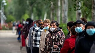 Des Espagnols font la queue pour recevoir de l'aide alimentaire à Madrid, le 16 mai 2020