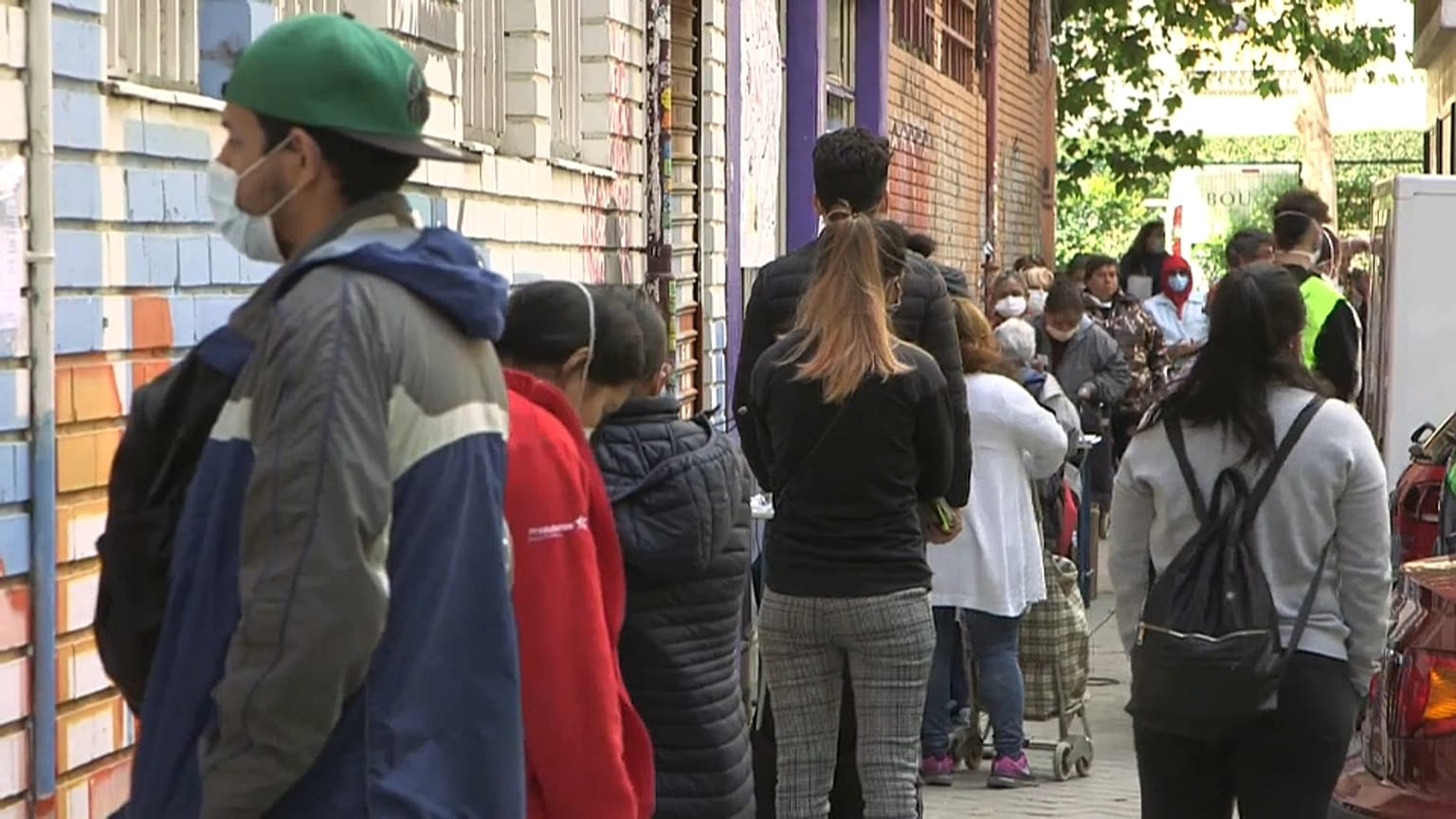 Las 'colas del hambre' salpican las calles de Madrid