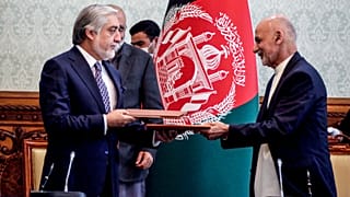 الرئيس الأفغاني وخصمه عبد الله عبد الله يتفقان على تقاسم السلطة في أفغانستان
