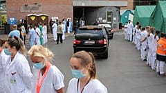 Belgium: hátat fordítva tiltakoztak a kormányfő ellen az egészségügyi dolgozók