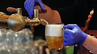 Meksika'da Covid-19: Bira stokları tükenince sahte içkiden ölenlerin sayısı arttı