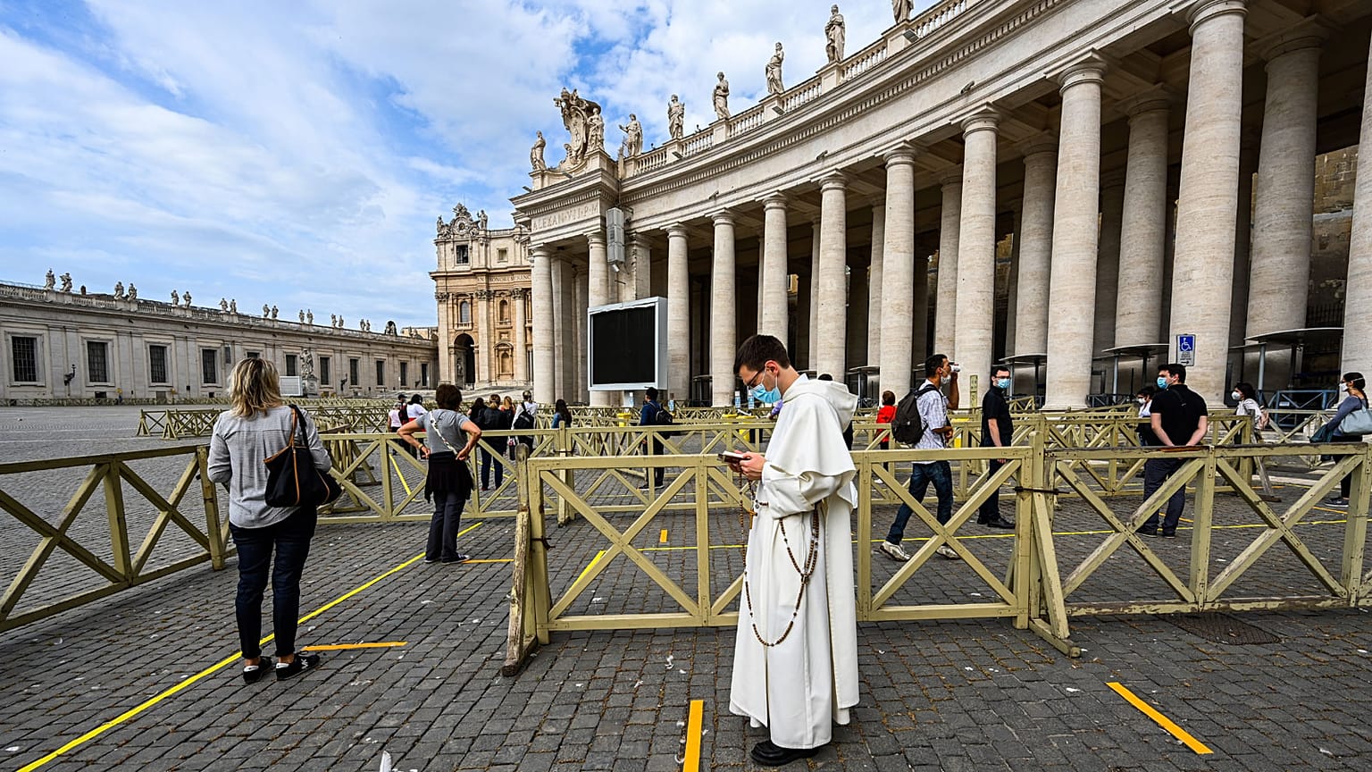 Dispositif de sécurité déployé à l'entrée de la basilique Saint-Pierre, le 18 mai 2020. 