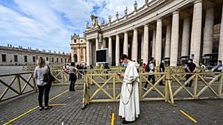 Dispositif de sécurité déployé à l'entrée de la basilique Saint-Pierre, le 18 mai 2020.